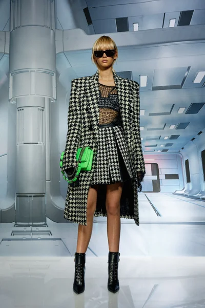 Look 16